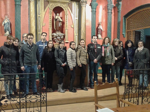 La imagen es de los jóvenes del programa dual de informadores turísticos que han acudido a la apertura de la Capilla San Juan de la Cruz que han posado con el concejal de Turismo del Ayuntamiento de Medina